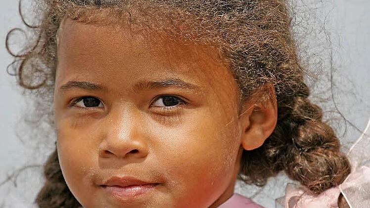 Gelungene Porträts, insbesondere von Kindern, setzen Einfühlungsvermögen und den sicheren Umgang mit der Kamera voraus. Um diese Fähigkeiten geht es in den beiden Fotokursen, die Mitte September in Neuensee beginnen.  Foto: Klaus Gagel