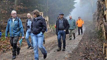 Während der Führung durch die Kernzone nutzte die Stangenrotherin Regina Kirchner (Dritte von links) die Gelegenheit, mit Forstbetriebsleiter Wolfram Zeller (links) über den Wandel der Wälder zu diskutieren.