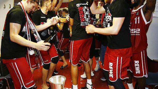 Nach zehn Monaten harter Arbeit war der Meistermannschaft die Erleichterung anzumerken - in der Umkleidekabine geht die Post ab. Foto: Daniel L&ouml;b