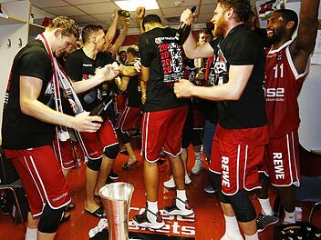 Nach zehn Monaten harter Arbeit war der Meistermannschaft die Erleichterung anzumerken - in der Umkleidekabine geht die Post ab. Foto: Daniel Löb