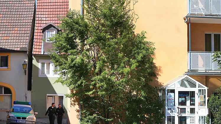 Ein Polizeifahrzeug steht am 19.07.2016 in Ochsenfurt (Bayern) in einer Straße neben einem Kolping-Heim (r). Am Montagabend war ein 17 Jahre alter Afghane, der als Flüchtling in dem Heim gelebt hatte, mit einer Axt und einem Messer auf Fahrgäste in einem Regionalzug bei Würzburg-Heidingsfeld losgegangen. Vier Menschen wurden schwer verletzt, ein weiterer leicht. Die Polizei erschoss den Angreifer als er flüchtete. Foto: Bastian Benrath/dpa +