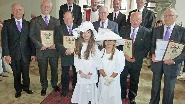 Als langjährige Sänger geehrt wurden: Johann Maurer, Michael Ehrmann (25 Jahre), Dieter Höllein (20), Werner Karl, Dietmar Ochs (10). Mit dabei sind Pfarrer i.R. Karl Eberhard Sperl, Sprecher der Choradstanten Hartmut Korndörfer, Ehrengästen und den beiden kleinen Anna B. Ecksteins.