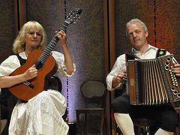Flotte Musik, lustige Lieder sind das Markenzeichen des Musik-Duos Helmut und Daniela aus Oberelsbach. Foto: Peter Klopf