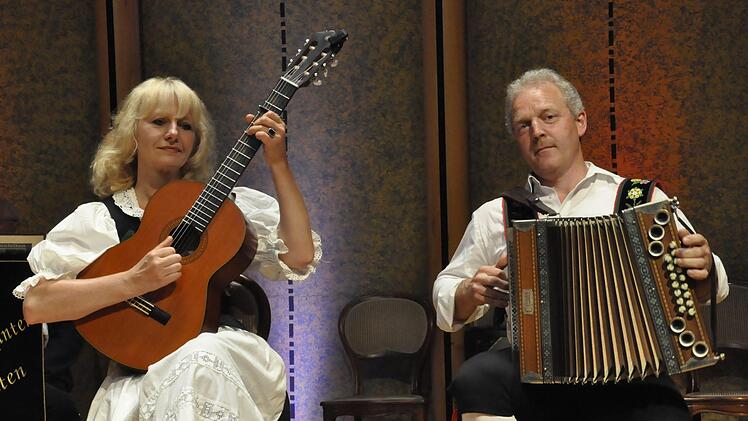 Flotte Musik, lustige Lieder sind das Markenzeichen des Musik-Duos Helmut und Daniela aus Oberelsbach. Foto: Peter Klopf