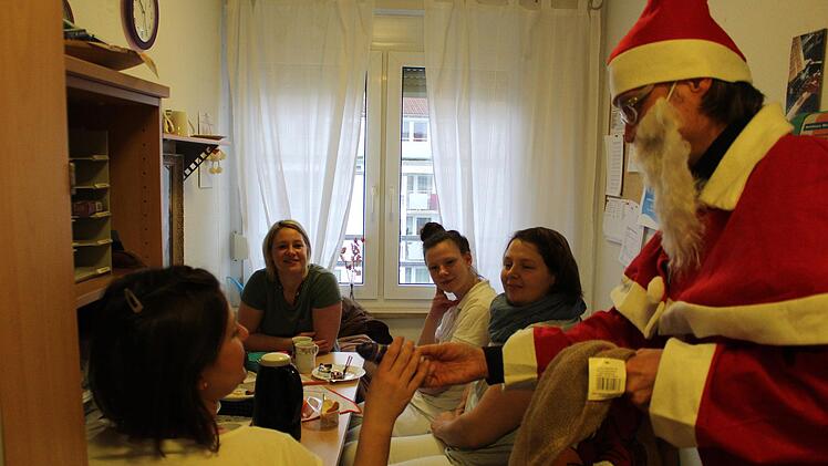 Man ist doch nie zu erwachsen, um sich über den Nikolaus zu freuen. Das ging (von links) den Schwestern Monika Branczyk, Alexandra Martin, Sintia Thiel und Kerstin Pabst genauso. Fotos: Tobias Kindermann