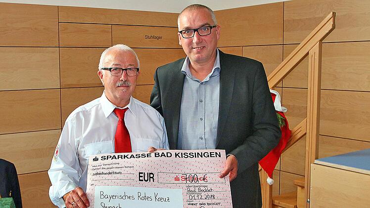 Einen Scheck über 700 € hatte Bürgermeister Andreas Sandwall (rechts)  mitgebracht und überreichte ihn an BRK- Bereitschaftsleiter Alois Gundalach  (links). Foto: Britz
