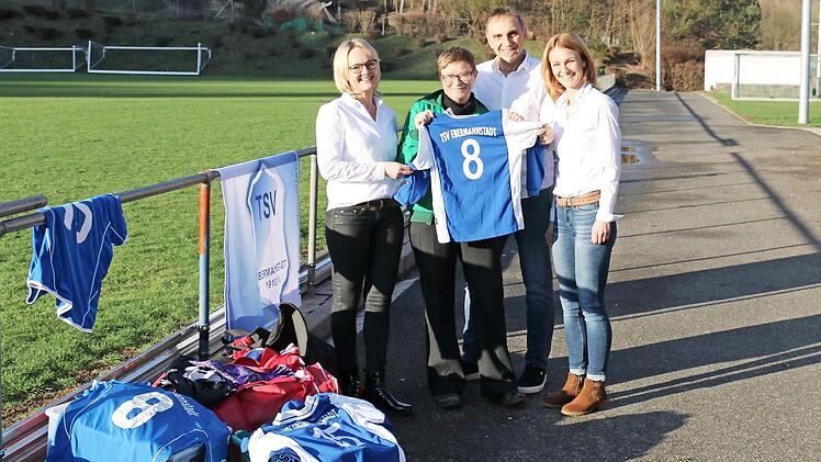 Bei der &Uuml;bergabe (v.&nbsp;l.): Andrea Hutzler, Ute Baumann, Franz Bezold (Jugendleiter) und Carola B&auml;umler-Kohlbauer (Schriftf&uuml;hrerin)