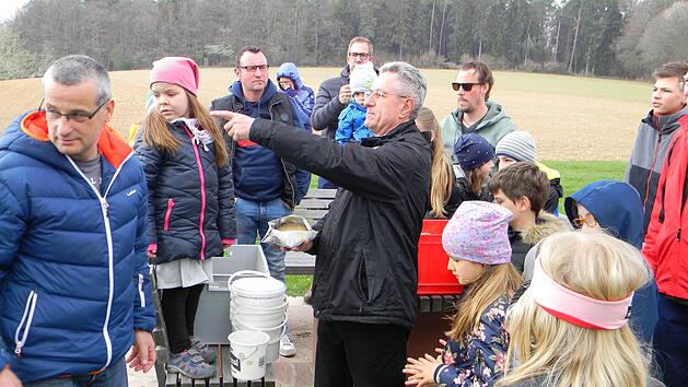 Zwischen den Obstb&auml;umen wurde Samen f&uuml;r eine Bienen- und Insektenweide ausges&auml;t.  Foto: Christiane Vorndran-Lieb