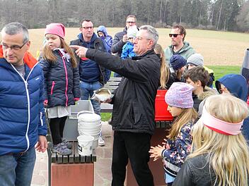 Zwischen den Obstb&auml;umen wurde Samen f&uuml;r eine Bienen- und Insektenweide ausges&auml;t.  Foto: Christiane Vorndran-Lieb