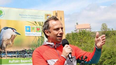 Zwischen Walberla und Rodenstein ließ die Wandergruppe die Natur auf sich wirken, ehe Umweltminister Thorsten Glauber die Bayern-Tour Natur auf dem Hochplateau Windluke eröffnete. Fotos: Josef Hofbauer