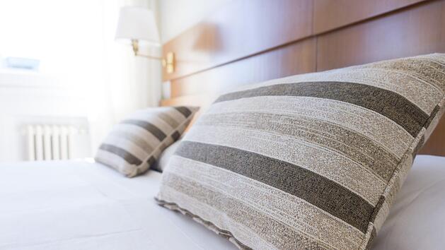 In einem Test für Kopfkissen wurden giftige Schadstoffe in der Füllung mancher Hersteller festgestellt. Symbolbild: unsplash/Nik Lanús