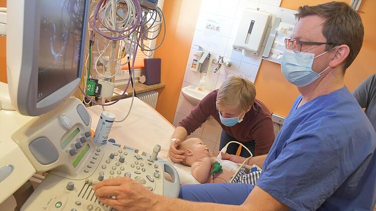 Oberarzt Martin Schöber von der Kinderkardiologie des Uni-Klinikums Erlangen überwacht per Ultraschall, dass Lukas' Kunstherz auch während des Antriebswechsels weiterhin gut arbeitet.  Fotos: Männel/Uniklinikum Erlangen