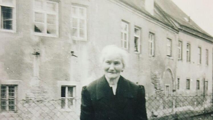 Hans Petsch (links) mit Bruder Hellmut und Oma Marie mit Schloss und Wasserlauf. Archiv/Petsch