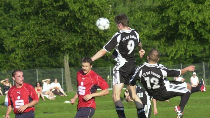 Brückenauer Sturm und Drang: Hätte Christian Hänlein hier nicht zum Kopfball angesetzt, hätte Hansi Schroth (selbes Team) wohl ein Tor des Monats erzielt. Oberthulbas Abwehrspieler standen nicht nur in dieser Szene zu weit weg von ihren Gegenspielern.   Foto: Wolfgang Lutz