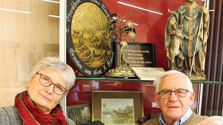 Andrea und Bernd Reinhard zeigen einen 400 Jahre alten "Jagd-Lappen". Mit solchen Stoffbahnen wurde Wild in die Enge getrieben.