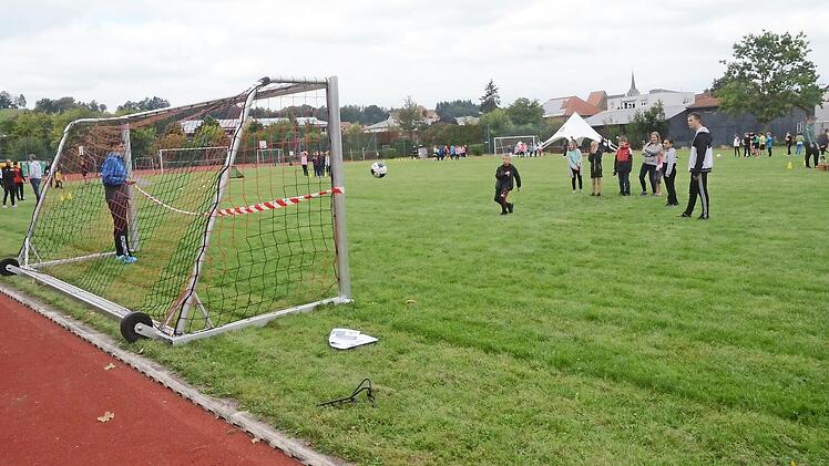 Ob Mädchen oder Jungen, sie hatten Spaß beim Toreschießen und übten das notwendige Ballgefühl.