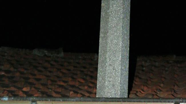 Ein alter Lampenmast wurde in Frankenbrunn in ein bestehendes Dach eingebaut. Nach der Umstellung auf LED verschwindet er jedoch.