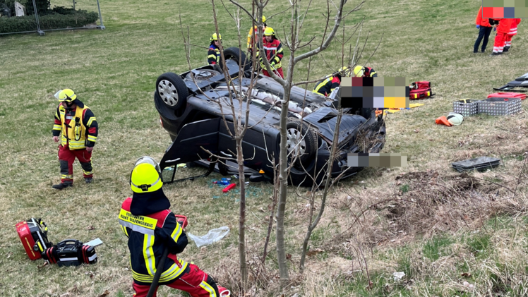 Auto überschlägt sich und bleibt auf Dach liegen.
