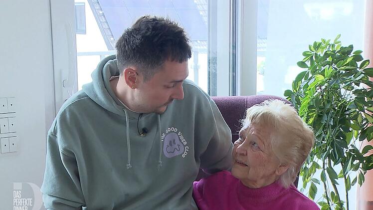 Oma Christa hat vollstes Vertrauen in die Kochkünste ihres Enkels.