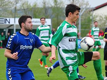 Den Vorwärtsgang einlegen will Stefan Piecha (am Ball) mit dem TSV Großbardorf, wenn heute die SpVgg Bayern Hof ins Gallier-Land reist. Foto: as