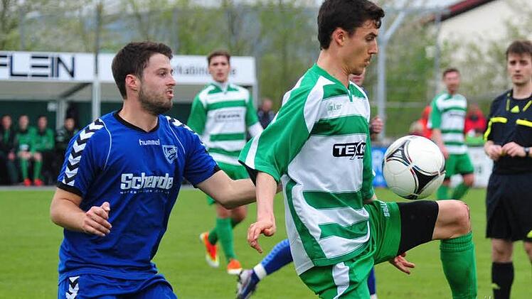 Den Vorwärtsgang einlegen will Stefan Piecha (am Ball) mit dem TSV Großbardorf, wenn heute die SpVgg Bayern Hof ins Gallier-Land reist. Foto: as
