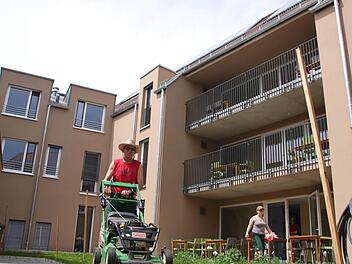 Einen geschützten Freiraum bietet der rund 170 Quadratmeter große Innenhof des Wohnheims. Fotos: Markus Reeh