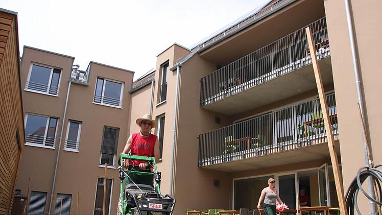 Einen geschützten Freiraum bietet der rund 170 Quadratmeter große Innenhof des Wohnheims. Fotos: Markus Reeh