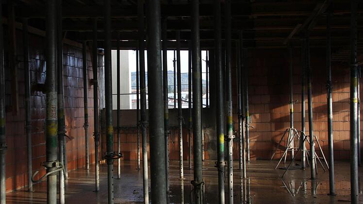 Teilweise befinden sich die Arbeiten noch im Rohbau-Status. So auch bei diesem Stangenwald im ersten Stock. Foto: Marco Meißner