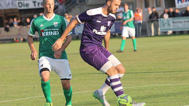 Maximilian Göbhardt (rechts) vom FCE spitzelt den Ball noch zur Seite. Links der Sander Pascal Stahl