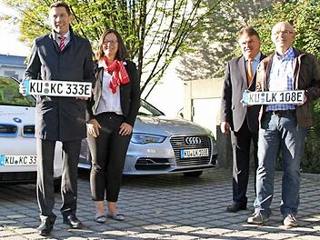 Zwei E-Kennzeichen hat die Zulassungsstelle bereits ausgegeben. Eines für den elektrisch betriebene BMW i3 der Sparkasse Kulmbach-Kronach, das andere für den Hybrid-Audi des Landkreises. Im Bild (von links) Steffen Potstada und Barbara Haslinger von der Sparkasse, Landrat Klaus Peter Söllner und Manfred Amschler von der Zulassungsstelle. Foto: Sonja Adam