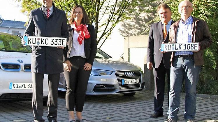 Zwei E-Kennzeichen hat die Zulassungsstelle bereits ausgegeben. Eines für den elektrisch betriebene BMW i3 der Sparkasse Kulmbach-Kronach, das andere für den Hybrid-Audi des Landkreises. Im Bild (von links) Steffen Potstada und Barbara Haslinger von der Sparkasse, Landrat Klaus Peter Söllner und Manfred Amschler von der Zulassungsstelle. Foto: Sonja Adam