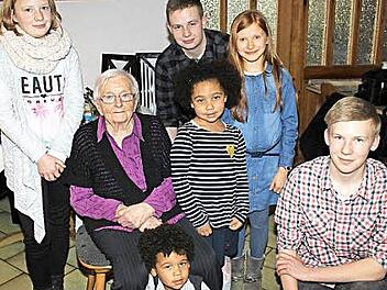 Anna Dötzer im Kreis ihrer Urenkel  Foto: Carmen Schwind