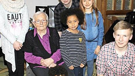 Anna Dötzer im Kreis ihrer Urenkel  Foto: Carmen Schwind