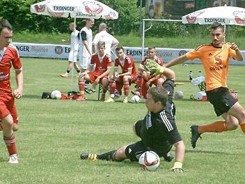 Der ASV Kleintettau (oranges Trikot) besiegte den FC Altenkunstadt/Woffendorf mit 3:2, schied in der Zwischenrunde aber später aus. In dieser Szene scheitert allerdings Kevin Sari (rechts) am Altenkunstädter Torwart. Fotos: Hans Franz