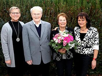 Auf der diamantenen Hochzeit  (v. l.):  Rosi Kraus, Manfred und Karin Fahrion, Tochter Andrea  Foto: Franz Galster