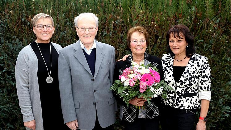 Auf der diamantenen Hochzeit  (v. l.):  Rosi Kraus, Manfred und Karin Fahrion, Tochter Andrea  Foto: Franz Galster