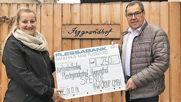 Insgesamt 4000 Euro verteilte die H+W Group. Eine der Spenden in Höhe von 250 Euro übergab Finanzmakler Jürgen Peschel an den Pferdegnadenhof von Nina Hopf. Foto: Gabi Arnold