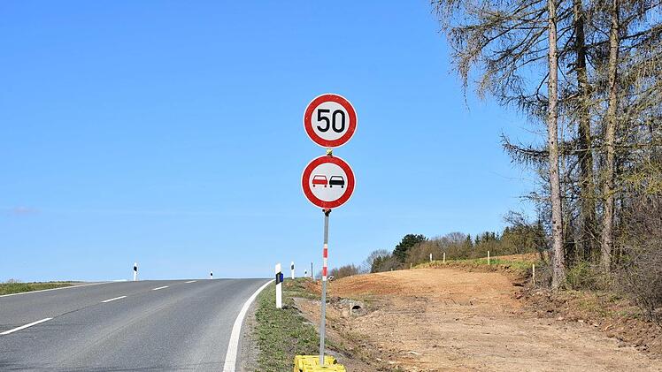 Der neue Radweg wird mit einem Mindestabstand von 1,75 Metern zur Bundesstra&szlig;e 85 gef&uuml;hrt. Foto: Uschi Prawitz