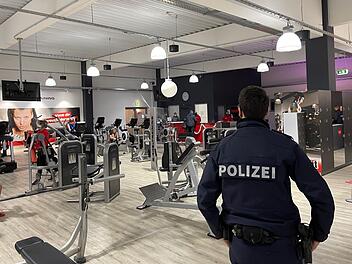 Alles bestens im Clever fit über dem Media Markt: Die Polizei hat bei ihrer Corona-Kontrolle nichts zu beanstanden. Foto: Jürgen Gärtner