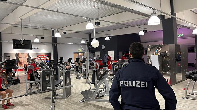 Alles bestens im Clever fit über dem Media Markt: Die Polizei hat bei ihrer Corona-Kontrolle nichts zu beanstanden. Foto: Jürgen Gärtner