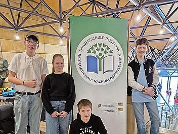 Das Schüler-Quartett der Staatlichen Realschule Neustadt am Rande des Festaktes zur Auszeichnung „Umweltschule in Europa“ in Fürth (von links): Erik Ostrecha, Helena Jung, Caleopé Liebold, Yoris Klaschewski.
