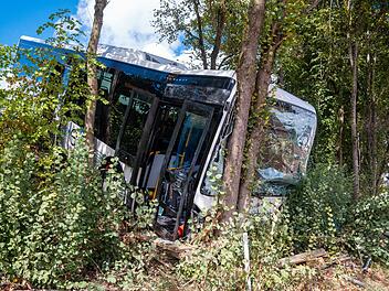 Bus bricht durch Schallschutzwand - zahlreiche Verletzte