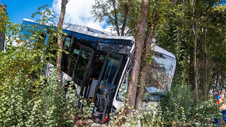 Bus bricht durch Schallschutzwand - zahlreiche Verletzte