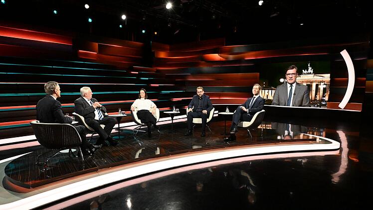 Am Dienstagabend bei Moderator Markus Lanz zu Gast (v.l.): Karl-Josef Laumann, Julia L&ouml;hr, Paul Ronzheimer, Julius van de Laar und ins Studio zugeschaltet: Nico Lange.