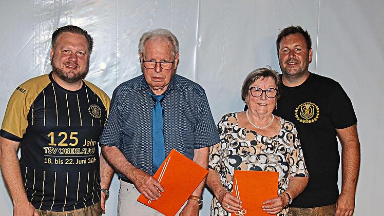 Seit 70 Jahren halten Dieter Scheler und Renate Denk dem TSV die Treue. Dank sagen die Vorsitzenden.