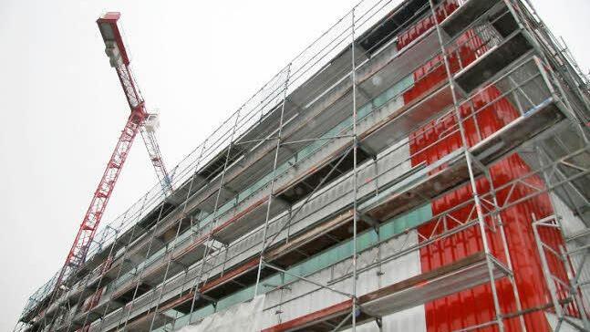 Auch Dachdeckerbeiten und Verkleidungsarbeiten wie beim Neubau der Firma Wiegand in Steinbach am Wald gehören zum Portfolio der Baufirma Otto Mühlherr.