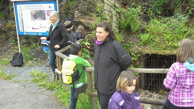 Günther Scheler brachte den jungen Besuchern das Geotop Stockheimer Steinkohle nahe. Mit im Bild ist Leonis Mutter, Claudia Neubauer.
