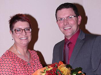 Karen Pohle wurde als Bürgermeisterkandidatin von der SPD in Nüdlingen nominiert. Ortsvereinsvorsitzender Volker Schäfer gratulierte mit einem Blumenstrauß. Foto: Dieter Britz