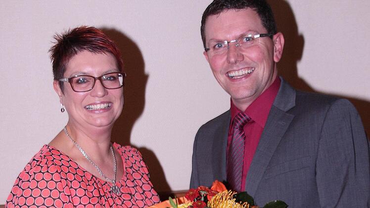 Karen Pohle wurde als Bürgermeisterkandidatin von der SPD in Nüdlingen nominiert. Ortsvereinsvorsitzender Volker Schäfer gratulierte mit einem Blumenstrauß. Foto: Dieter Britz