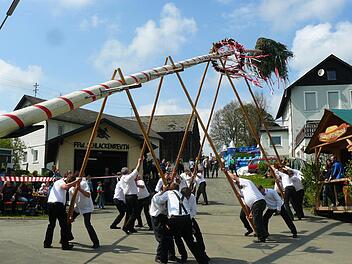 In Schlackenreuth wird der Maibaum aufgerichtet. Fotos: Klaus Peter Wulf